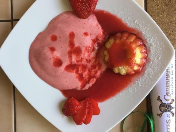 Weiße Schokoküchlein mit flüssigem Kern mit Erdbeer/Himbeersoße