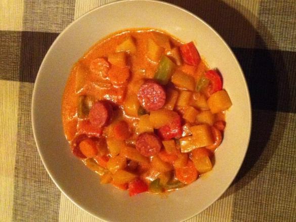 Kartoffelgulasch mit Mettwürstchen