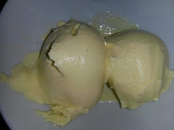 Cremiges Mangoeis ohne Ei