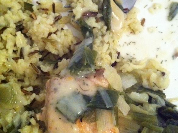 Lachs mit Gemüse, Wildreis und Dillsauce