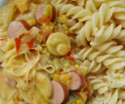 Würstchengulasch mit Porree, Paprika und Mais