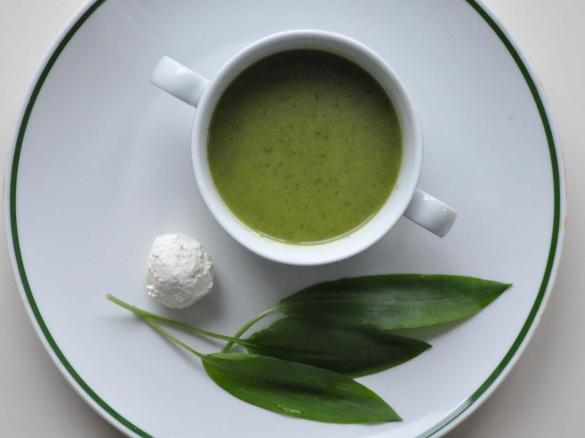 Bärlauchsuppe mit Speck