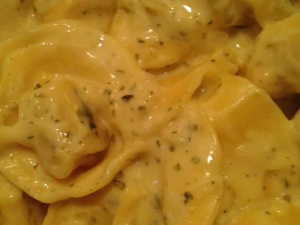 Nudelsauce mit Käse und Kräutern