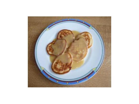Hefepfannkuchen mit Butterscotch-Sauce