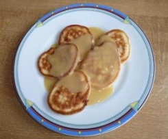Hefepfannkuchen mit Butterscotch-Sauce