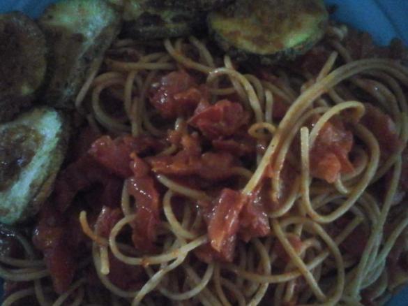 Frische fruchtige Tomatensoße vegan mit Spaghetti 