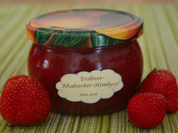 Erdbeer-Rhabarber-Himbeer-Konfitüre mit Vanille und Pernod