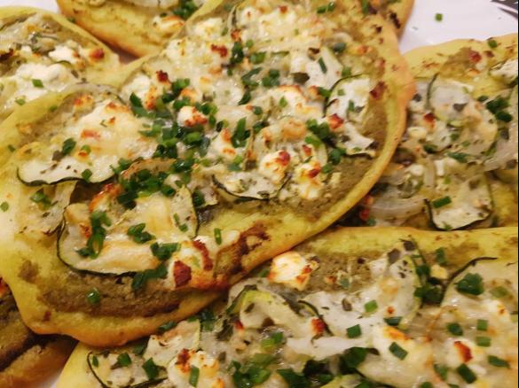 Schnelle Veggie Flammkuchen mit Zucchini und Pesto