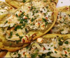 Schnelle Veggie Flammkuchen mit Zucchini und Pesto