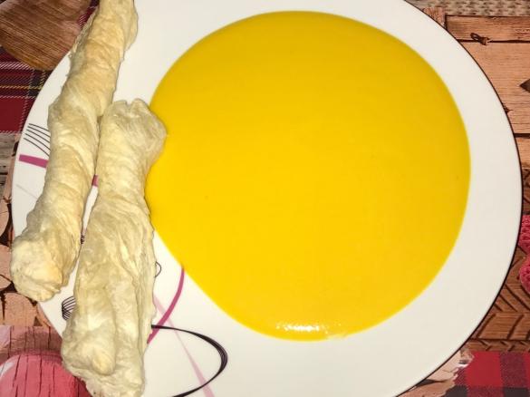 Kürbiscremesuppe mit Blätterteigsticks