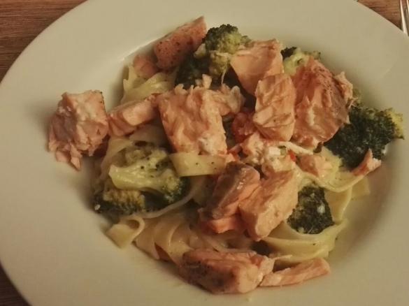 Pasta mit Broccoli, Möhren und Lachs
