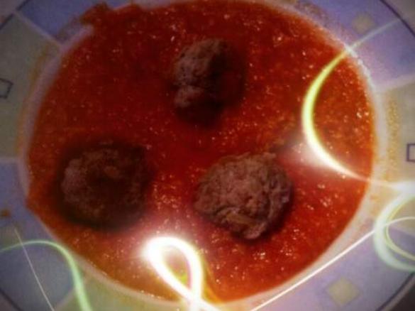 Tomatensuppe mit Reis und Fleischbällchen