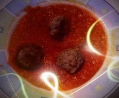 Tomatensuppe mit Reis und Fleischbällchen