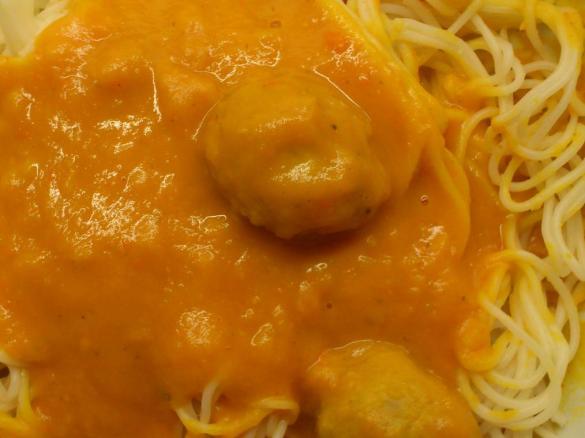 Halloween-Spaghetti-Sauce mit Kürbis