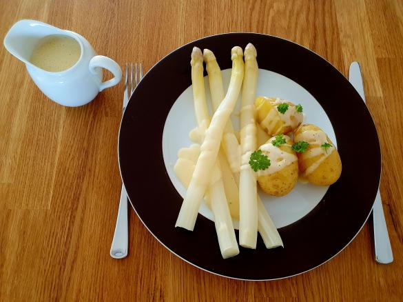 Spargel mit Kartoffeln und Sauce Hollandaise