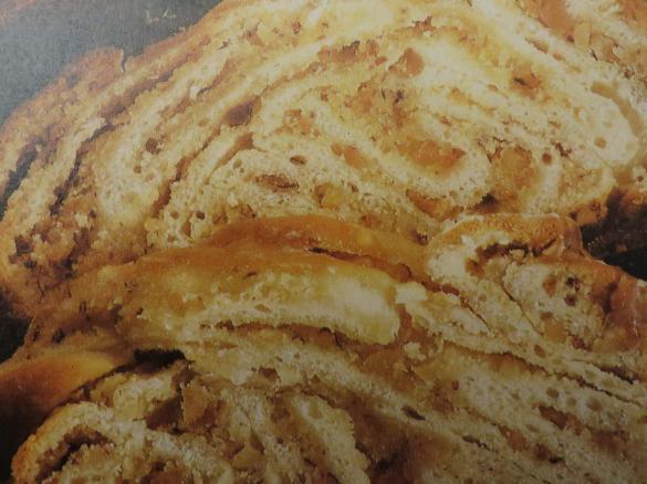 Nuss-Marzipan-Zopf aus Quark-Öl Teig