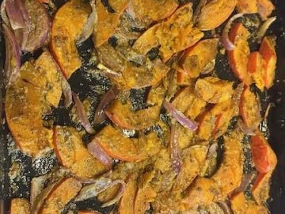 Ofenkürbis mit Feta, Zwiebeln und Thymian