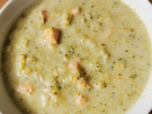 Brokkoli-Kartoffel-Suppe mit Lachs