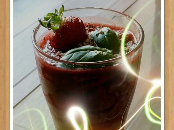 Schoko Dessert mit Erdbeer-Basilikumsoße