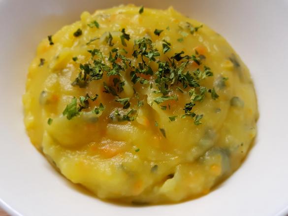 Kartoffelsuppe mit Knollenselleriegrün