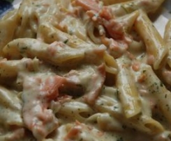 All-In-One Nudeln in Lachs-Sahnesauce