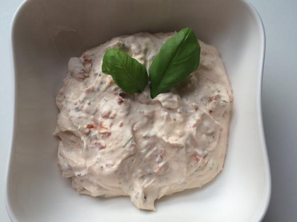 Dip mit getrockneten Tomaten und Quark