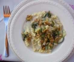 Fusilli in Frischkäse-Gorgonzolasoße mit knusprigen Wallnüssen und Salbei