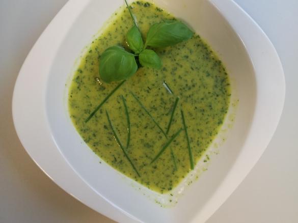 Variation von Rucola-Löwenzahn-Cremesuppe