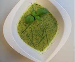 Variation von Rucola-Löwenzahn-Cremesuppe