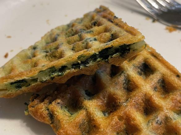 Spinatwaffeln mit Zwiebeln und Knoblauch