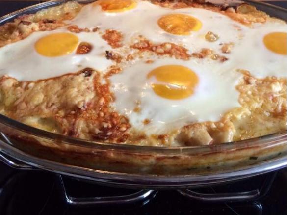 Variation von Nudelauflauf mit Leberkäse und Spiegelei