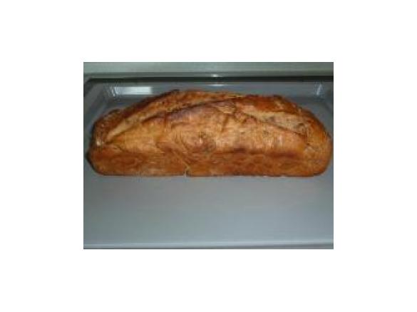 Variation von Sauerteigbrot mit ganzen Walnüssen