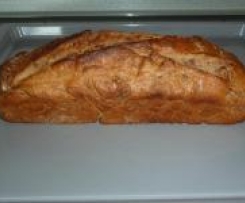 Variation von Sauerteigbrot mit ganzen Walnüssen