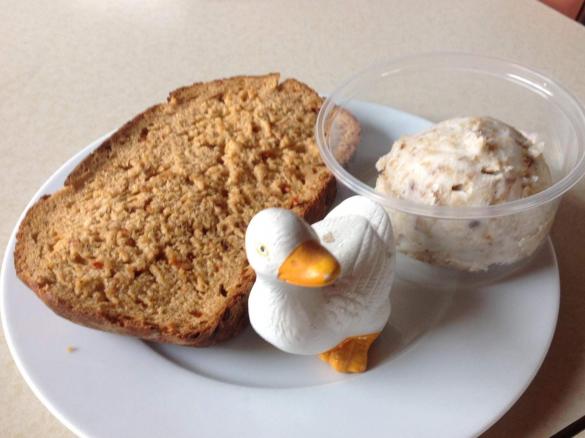 Brot mit Röstzwiebeln und Tomaten