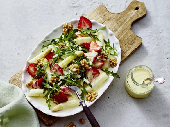 Spargel-Rucola-Salat mit Erdbeeren an Orangensauce