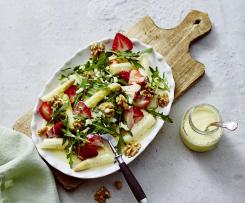 Spargel-Rucola-Salat mit Erdbeeren an Orangensauce