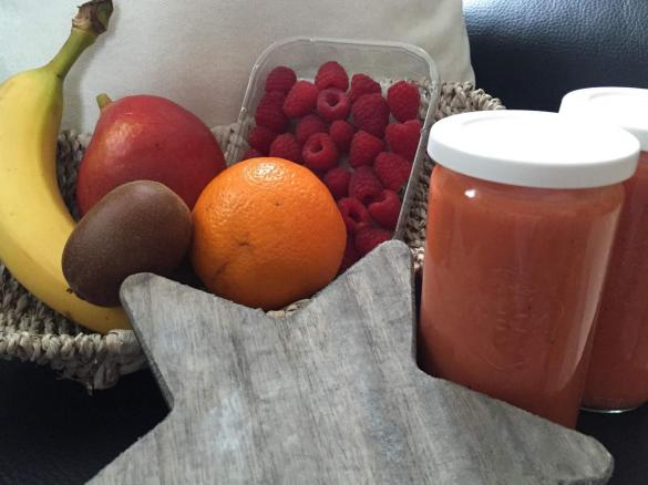 Ba-Ma-Hi-Ki-Smoothie mit frischem Orangensaft (Banane-Mango-Himbeere-Kiwi)