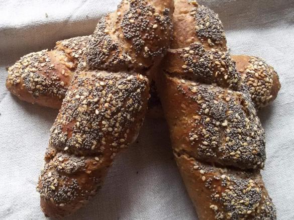 Topfenkornstangerl mit Walnüssen