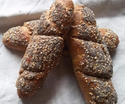 Topfenkornstangerl mit Walnüssen