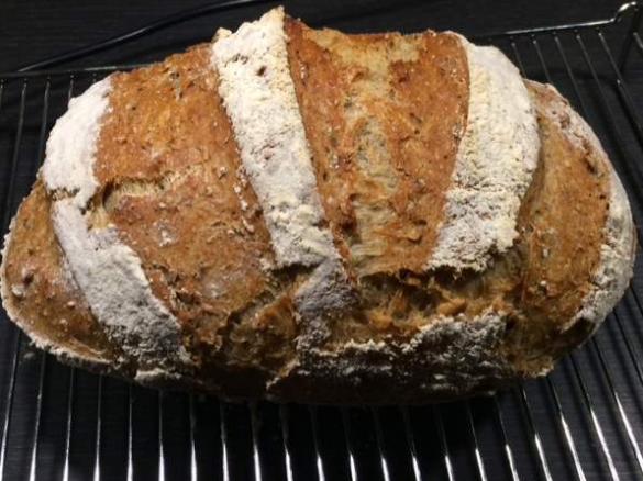 Körnerkrustenbrot aus Weizen und Dinkel