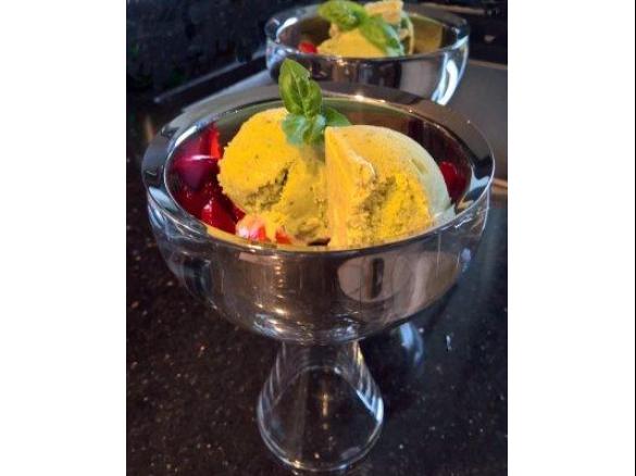 Cremiges Basilikumeis für die Eismaschine