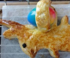 Osterhase mit Eierrucksack