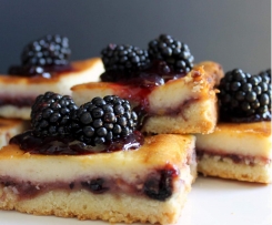Limetten Cheesecake mit schwarzen Beeren