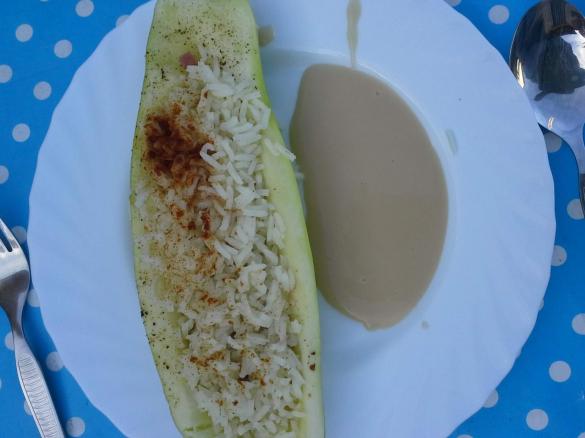 Zuccini, gefüllt mit Reis und Schinken in Weisweinsoße