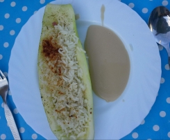 Zuccini, gefüllt mit Reis und Schinken in Weisweinsoße