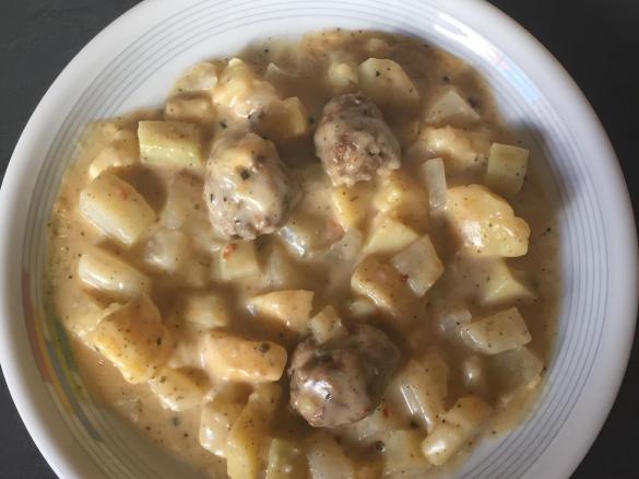 Kohlrabi-Kartoffel-Topf mit Hackbällchen