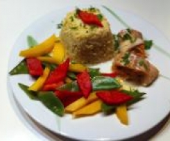 Rote Curry Fischröllchen (scharf) mit fruchtigem Gemüse und duftendem Reis