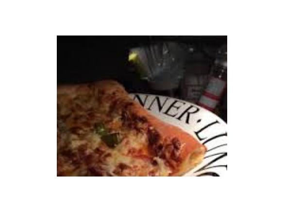 Pizza mit Käse gefülltem Rand