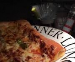 Pizza mit Käse gefülltem Rand