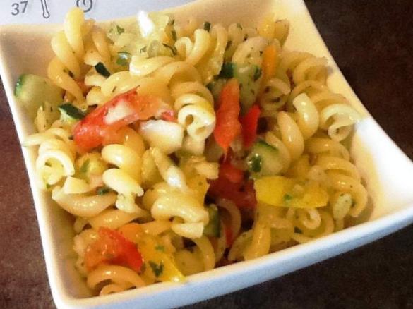 Schneller sommerlicher Nudelsalat
